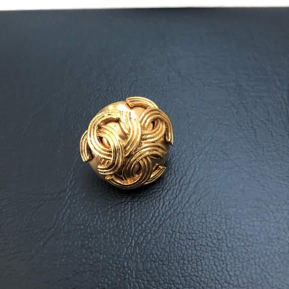 Auth Chanel 24k plated earrings - Picture 5 of 7